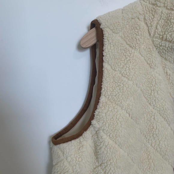 Old Navy Vest Size XL Sleeveless Cream Sherpa Quilted Stone Carving - Picture 7 of 16